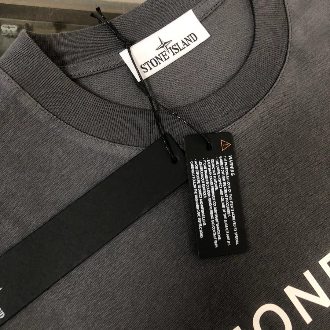 P180 Stone Island 2025 latest T-shirt, couple style ~ original order, fashionable and casual short T-shirt, three-dimensional logo letter logo silicone printing technology on the chest! Specially supplied with customized cotton fabrics ~ Cotton T-shirts ~ Pre-washed to prevent deformation and shrinkage, making the upper body more comfortable and breathable ~ All available from stock ~ Unique design style, trendy must-have item, complete with three standards 👍 Color: black/white/dark gray/brown Size: S M L XL (larger version, please indicate your height and weight when placing an order)